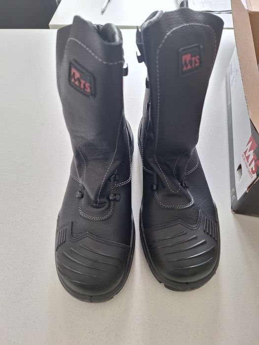 Обувки високи кожени