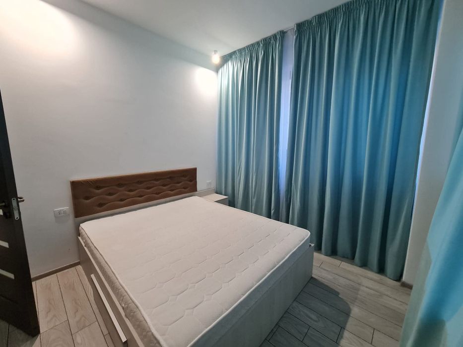 Închiriez apartament cu trei camere în bloc nou mobilat si utilat
