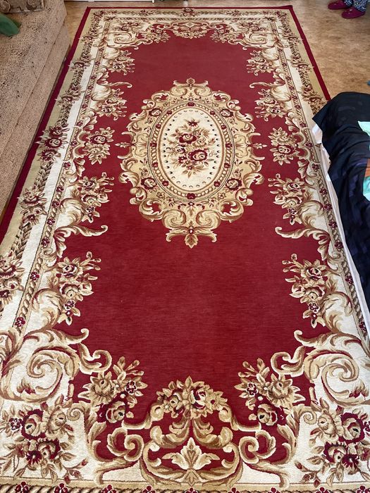 Продам ковер красный