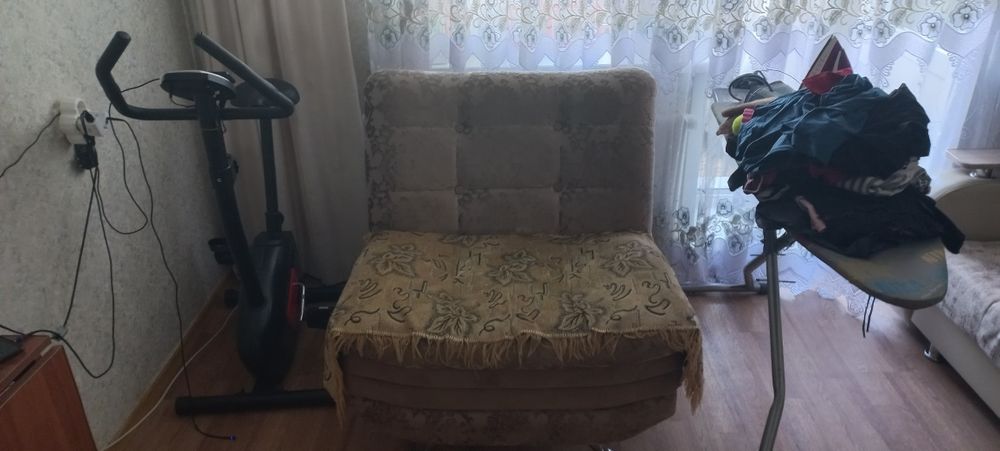 Продам мягкий уголок есть ещё стол кухонный со стульями цена 20 тыс