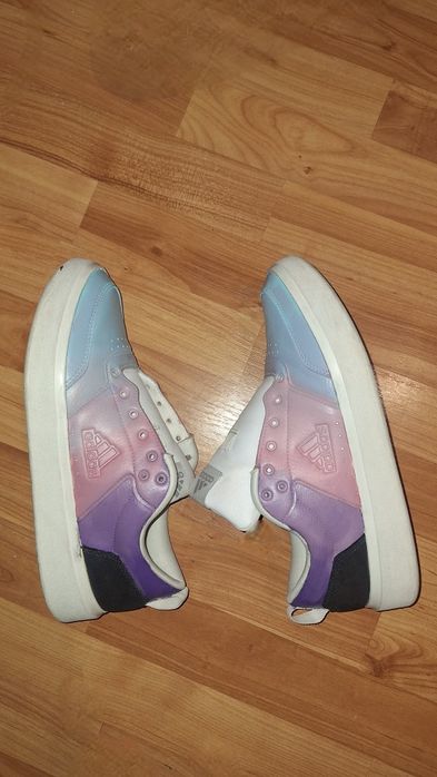 Servicii de curățare/econdiționare/vopsire/personalizare/ adidasi
