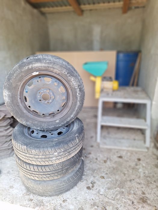 Vând cauciucuri cu tot cu jante