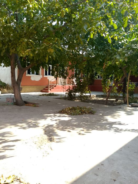 6 sotihli hovli uy sotiladi