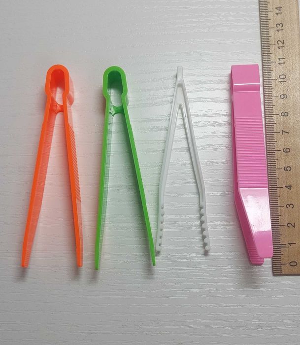 Пластмассовые пинцеты.