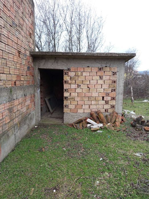 Продава се жилищна сграда с гараж в с. Габарево, община Павел Баня