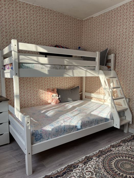 Продается двухьярусная кровать. Уступка есть.