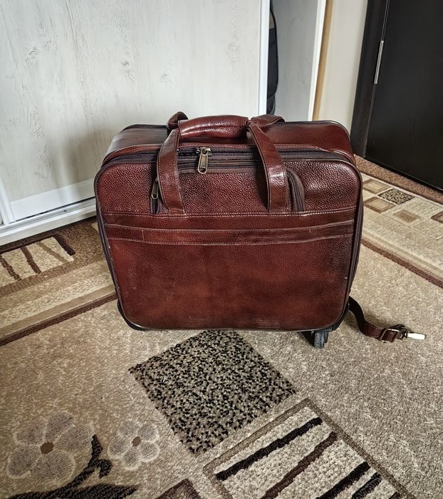 Кожаная сумка на колёсах