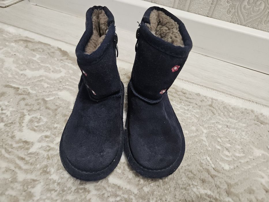 Продам зимние угги для девочек