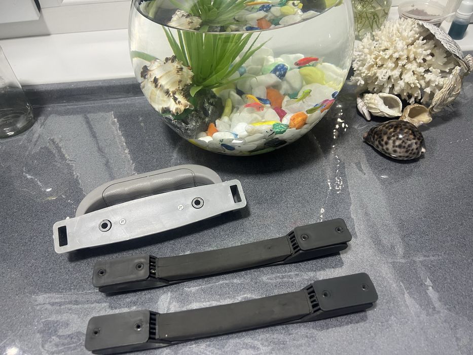 Телескопическая выдвижная ручка и другие ручки для чемодана.