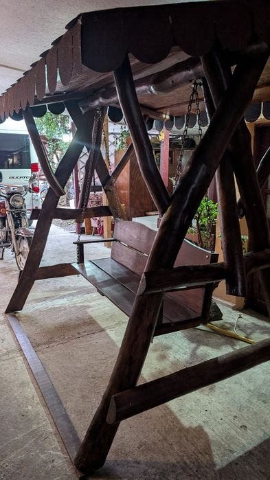 Leagăn rustic din lemn cu acoperis