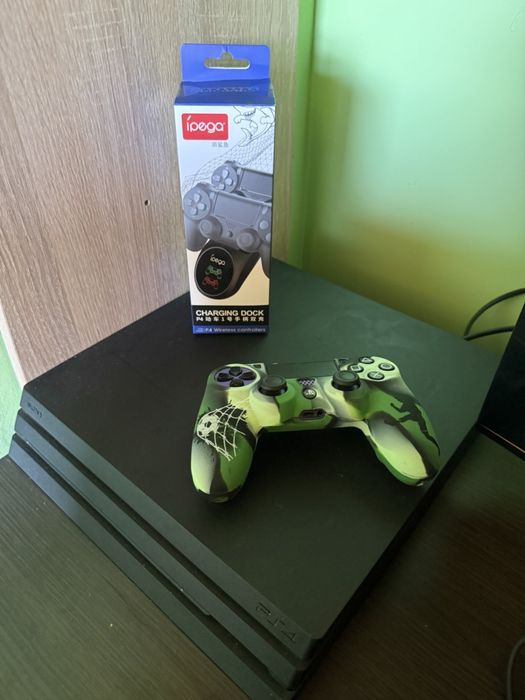 Продавам този PS4pro в много добро състояниe!