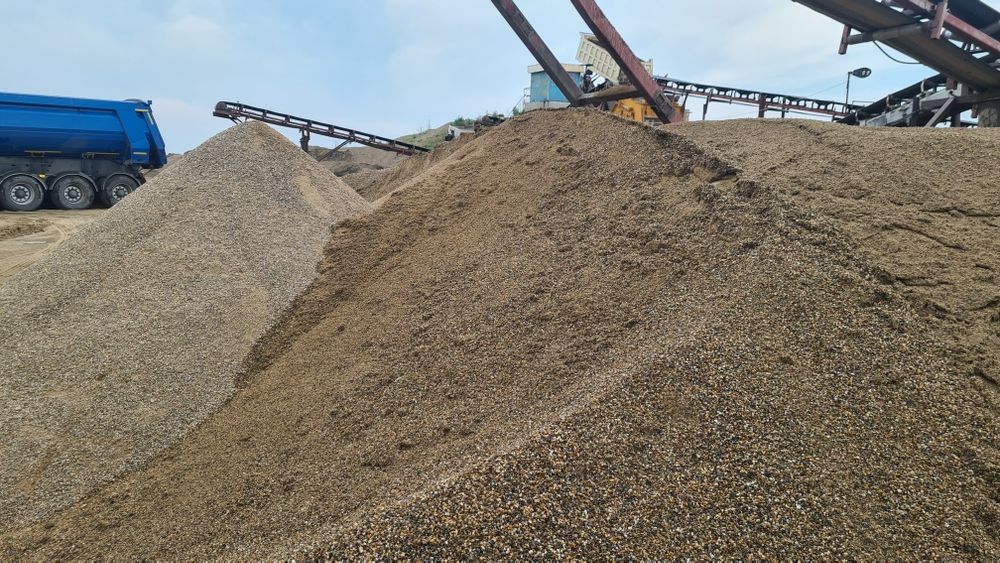Доставка сыпучих грузов гравий отсев глина грунт щебень навоз