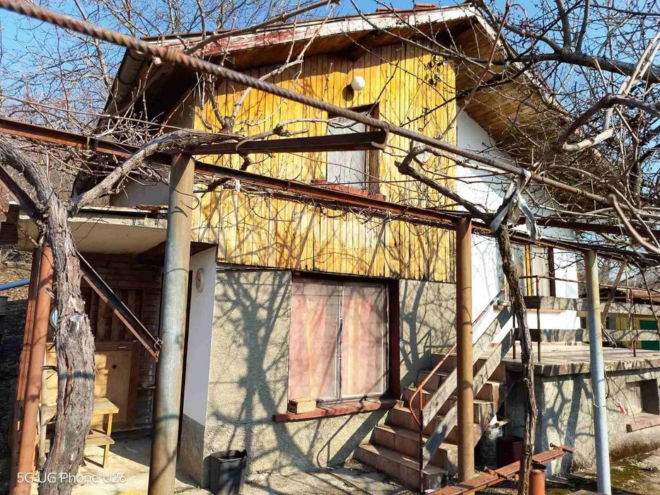 Продавам вила с два парцела