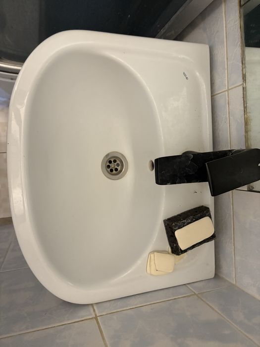 Продам раковину с тумбой