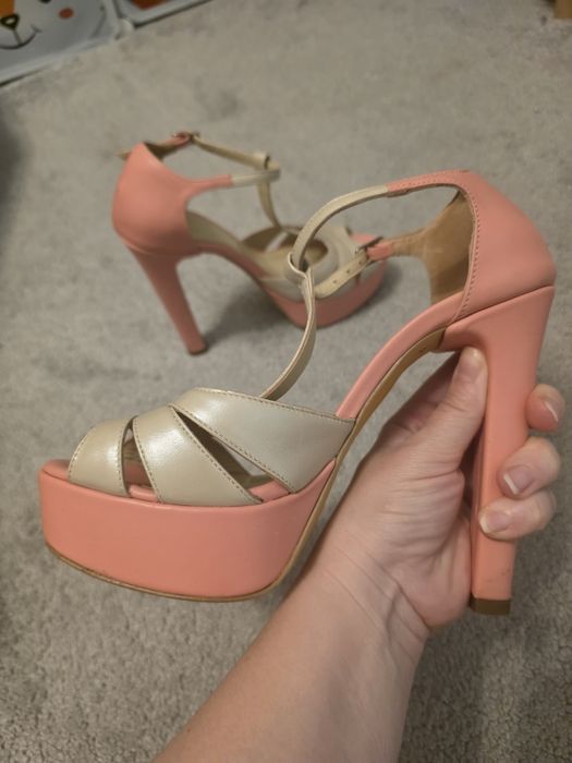 Vand sandale superbe  din piele naturala  marimea 37 purtate o singura data