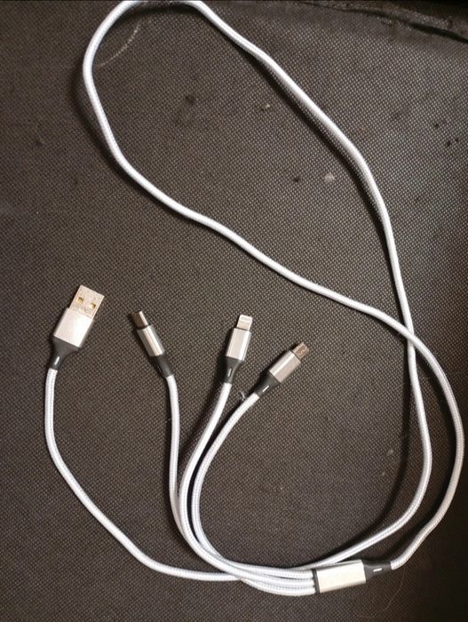 Cablu cu m ai multe capuri