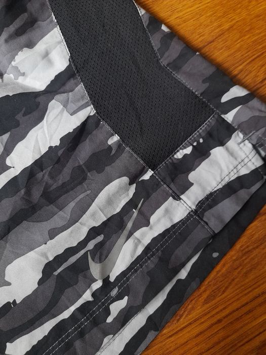 Nike къси панталони и тениска M размер.