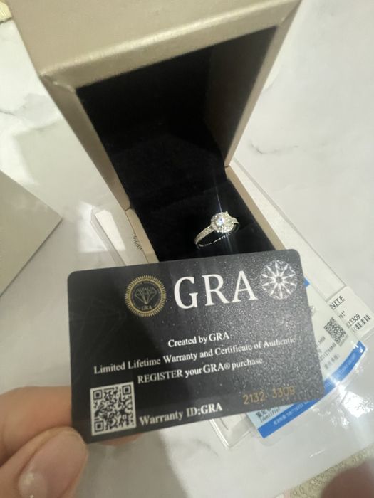 Кольцо с брилиантом