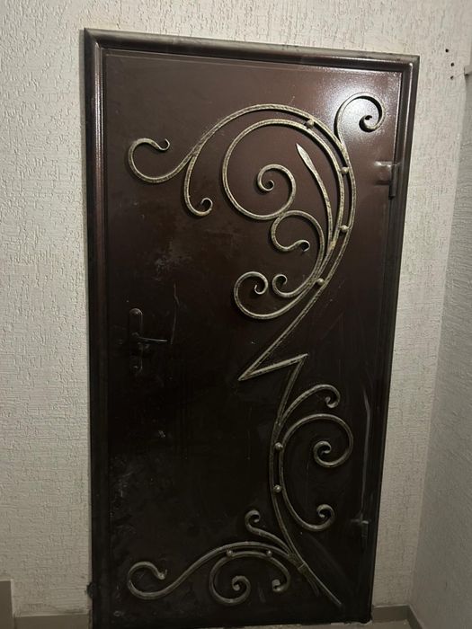 Продам металлическую дверь