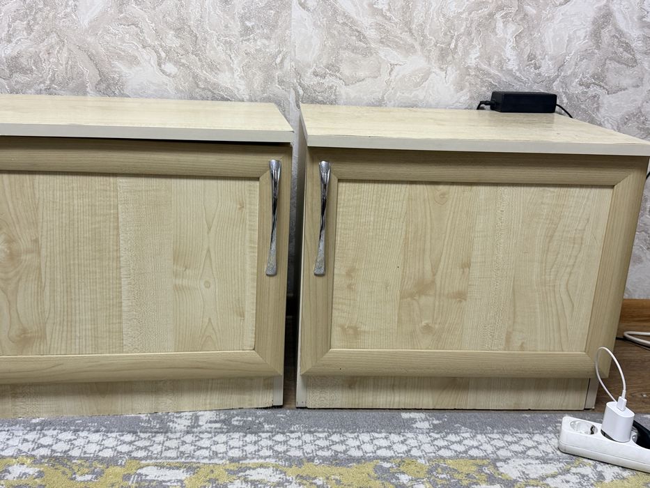 Продам дешево шкаф и тумбочки