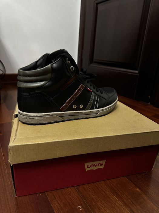 Papuci Levi’s nepurtati