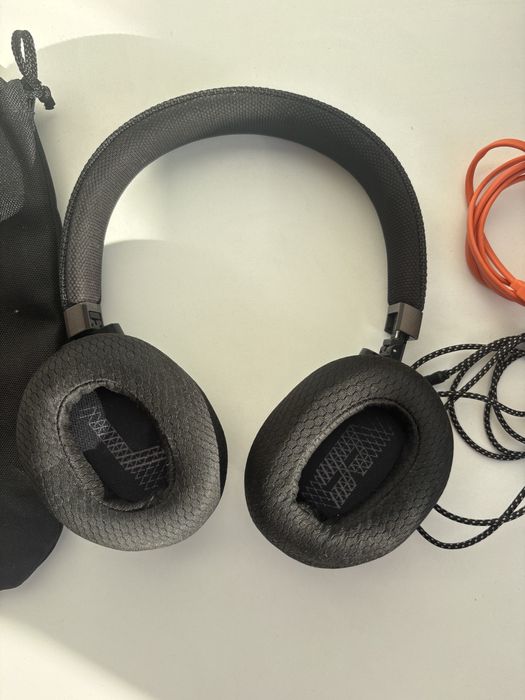 Продам срочно наушники jbl 650 live btnc