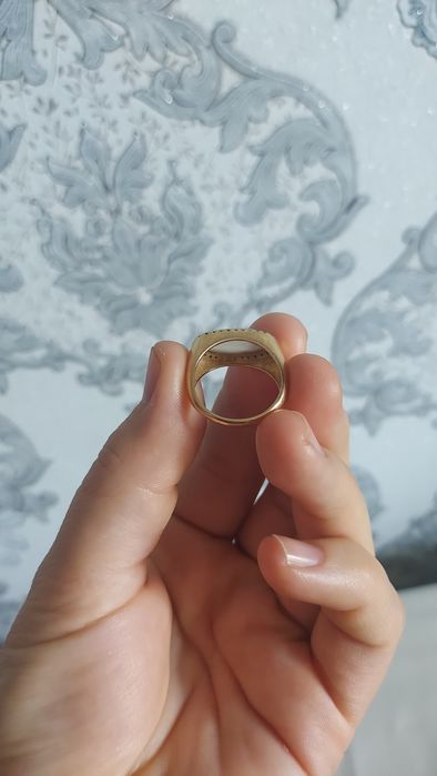 Золотое бриллиантовое кольцо