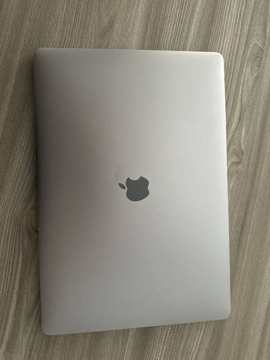 MacBook Pro 15-inch 2018, i7 6-Core, 16GB RAM, 512GB SSD