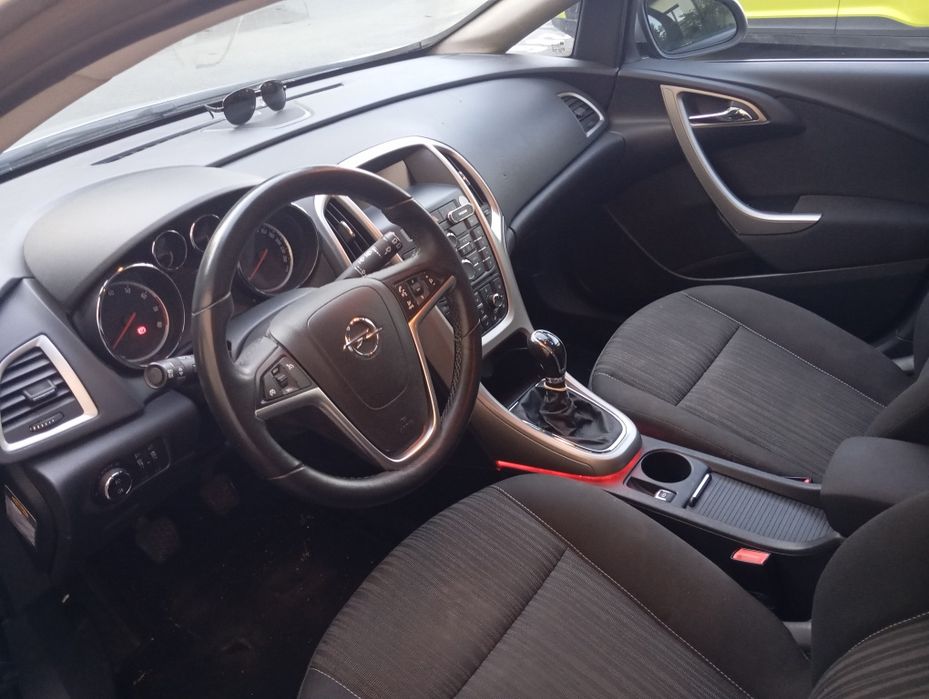 Opel Astra J Sports Tourer 1.4 Turbo 140 CP | Istoric complet | Scaune + Volan încălzite | Pilot automat | 2011