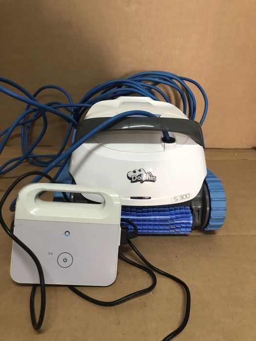 Roboti aspirator curatare intretinere piscina Dolphin S200 S300 M400