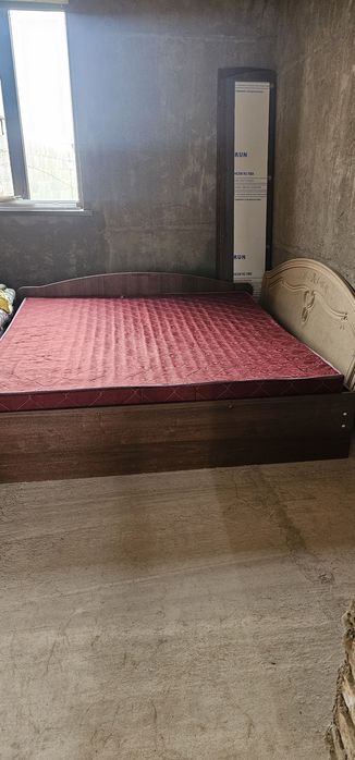 Продаётся кровать с тумбами