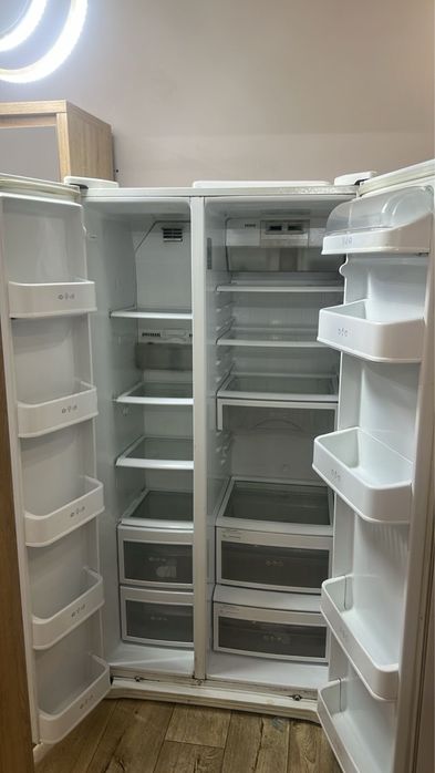 Продам холодиник lg двухкамерный .