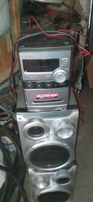 Музыкальный центр работает