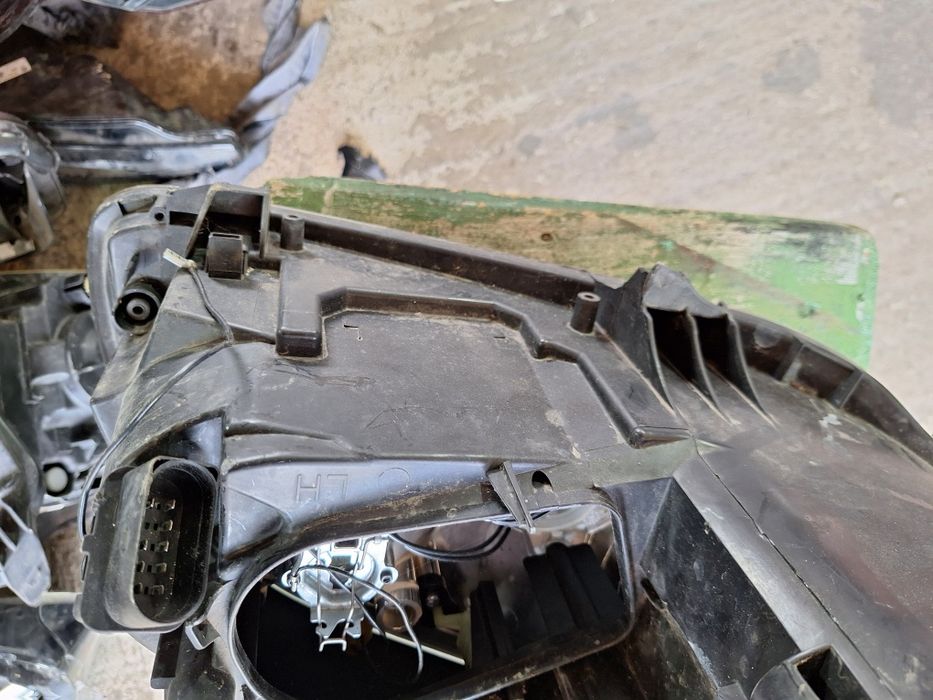 Ляв фар за VW Caddy 2009