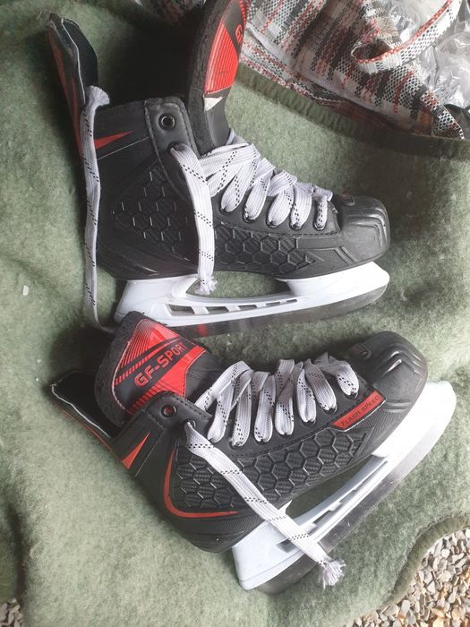 Коньки и лыжи разных размеров