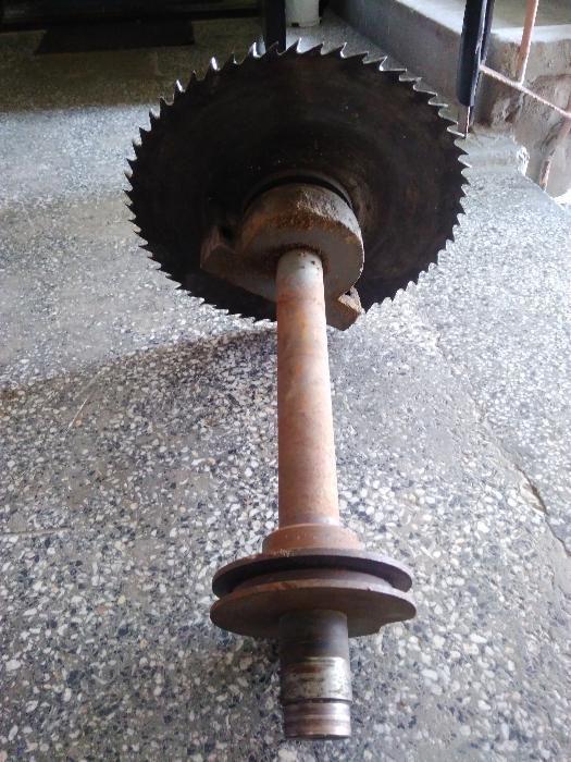 Ос за циркуляр и свещници от ковано желязо