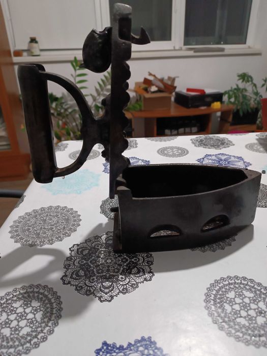 Стара ютия на жар