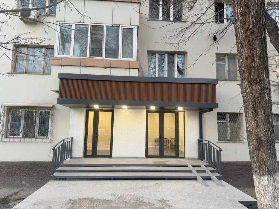 Продаётся коммерческое помещение на первой линии с выс-й проходимостью