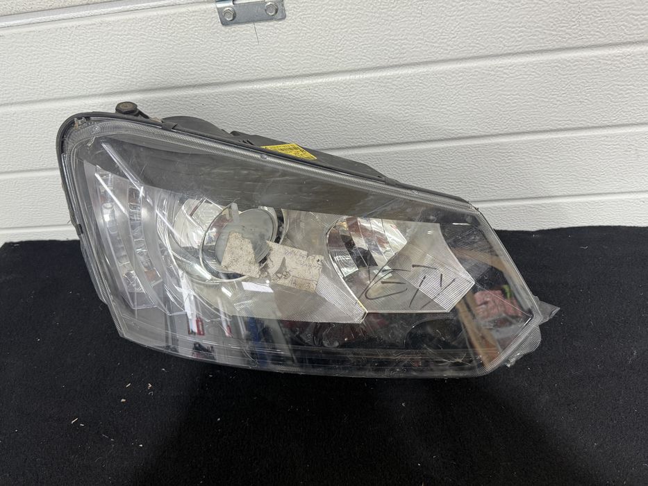 Far dreapta cu xenon Skoda Yeti 2013 - 2017 cu prinderi rupte