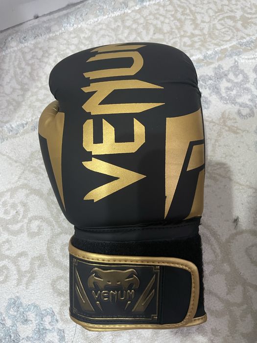 Боксерские перчатки Venum 12oz