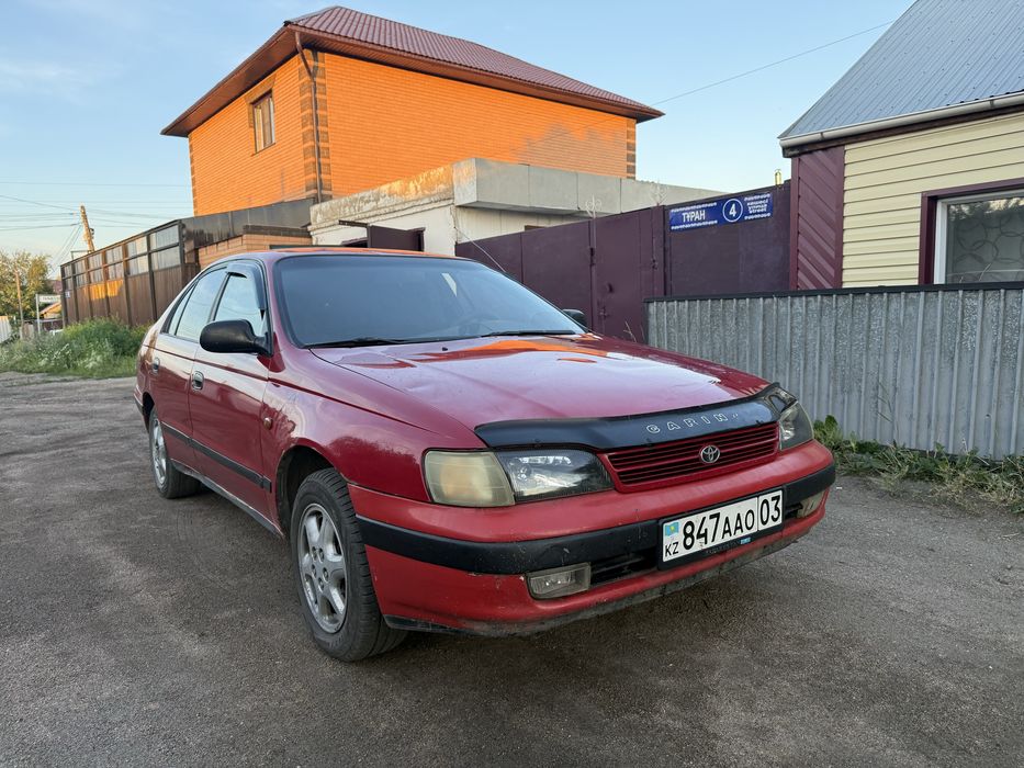 Toyta carina красная