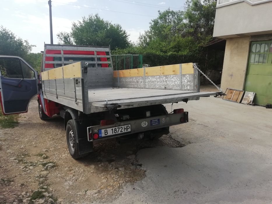 Тристранен самосвал извършва всякакъв вид услуги.