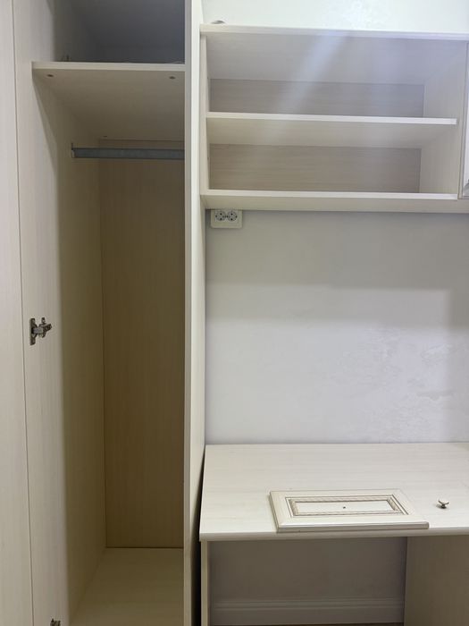 Стол со шкафами и полками