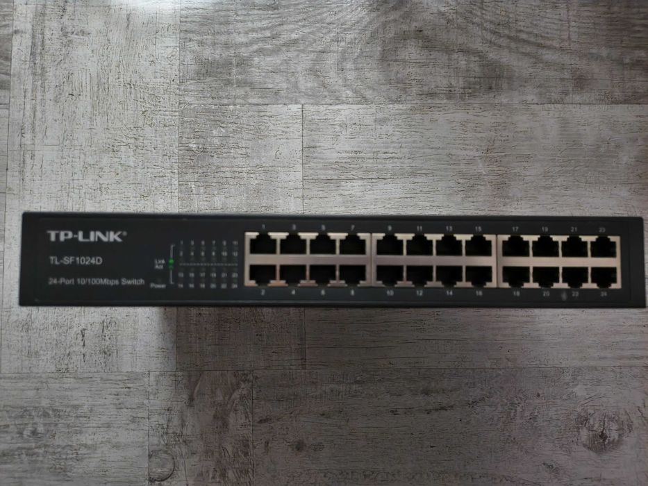 Switch TP-Link TL-SF1024D cu 24×porturi RJ45 10/100 Mbps. Accesorii montare rack