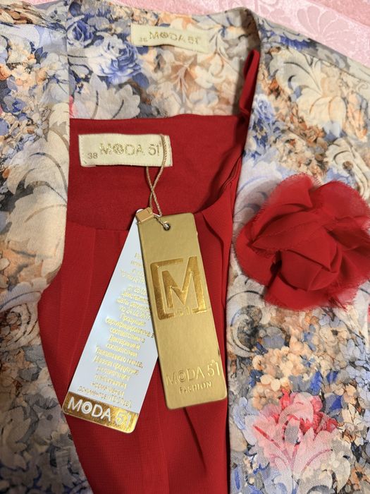 срочно продается костюм с длинным красным базой