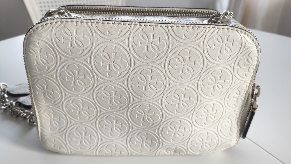 Оригинална дамска чанта Guess