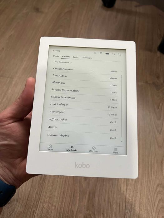 Ebook reader Kobo Aura HD ecran 6.8 inch touchscreen, iluminat pt citit noaptea, 700 carti in limba romana copiate pe el