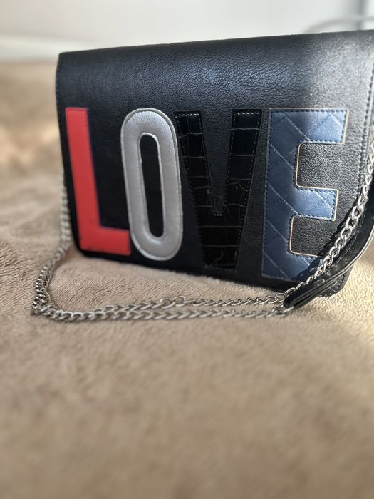 Чанти -нови са три от тях