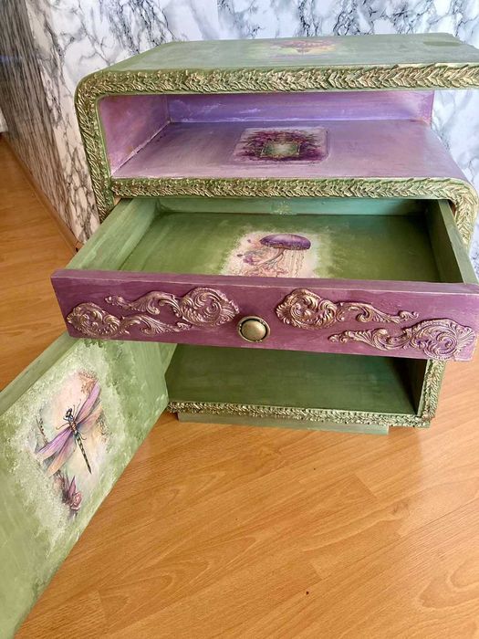 Ръчно декорирано нощно шкафче от дърво