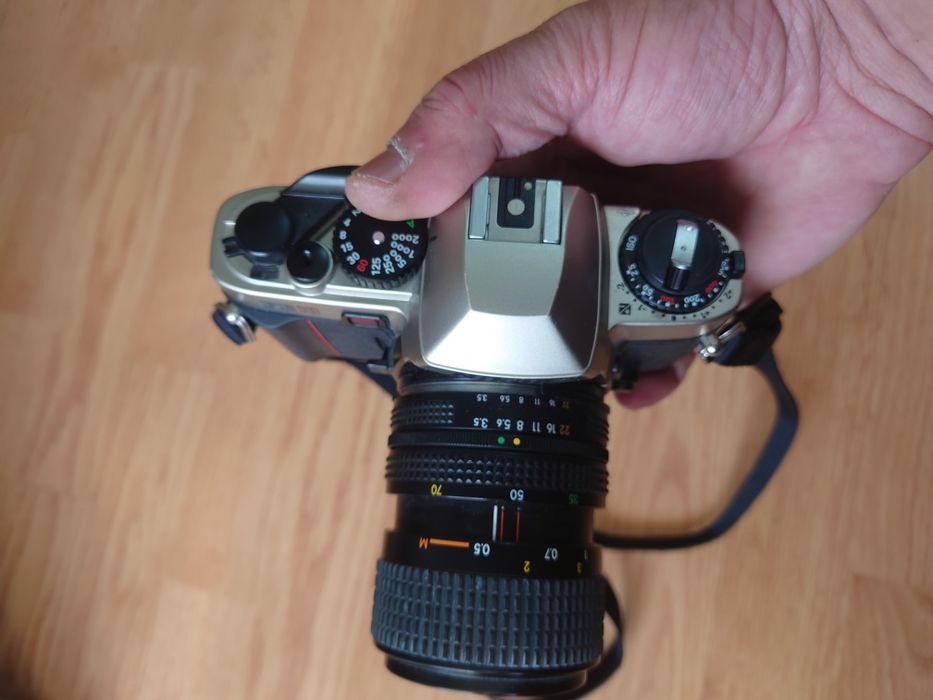 SLR Nikon FE10 cu obiectiv nikon